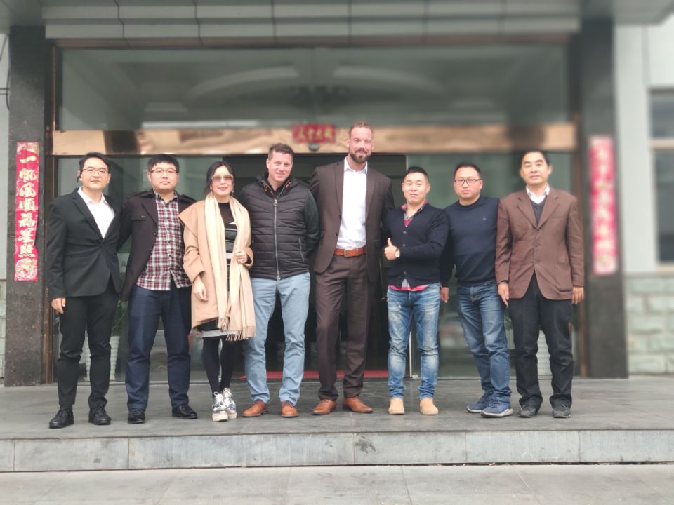 Los clientes alemanes vienen a visitar nuestra fábrica.