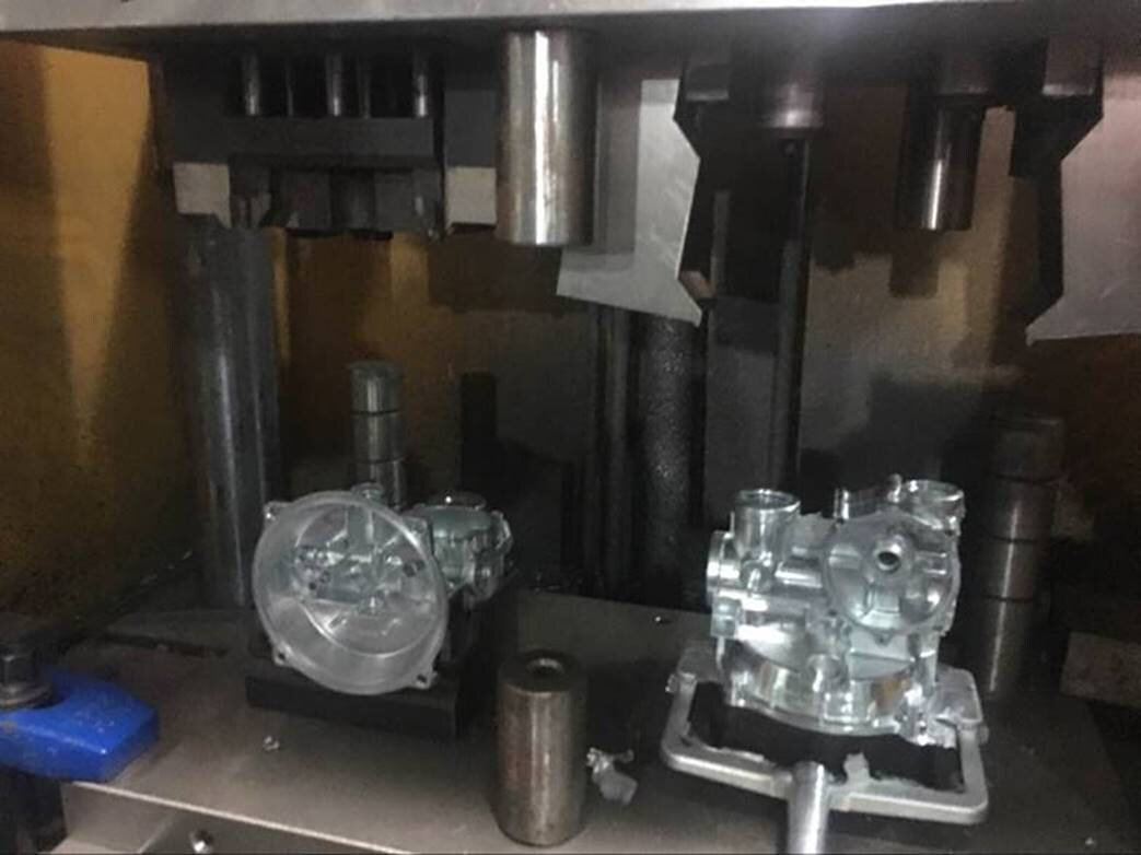 Molde de fundición a presión de zinc y matriz de corte para cliente italiano